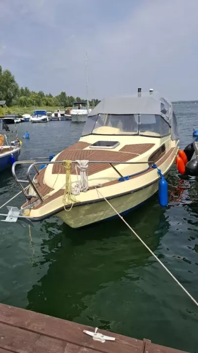 Motorówka kabinowa .